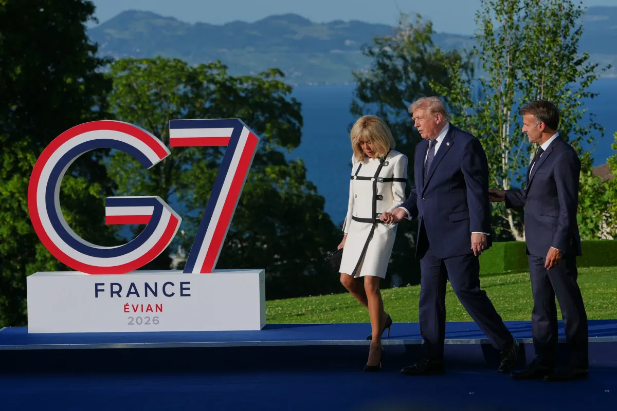 Donald Trump junto Briggite y Emmanuel Macron, que lo sigue por detrás. Foto: semissourian.com