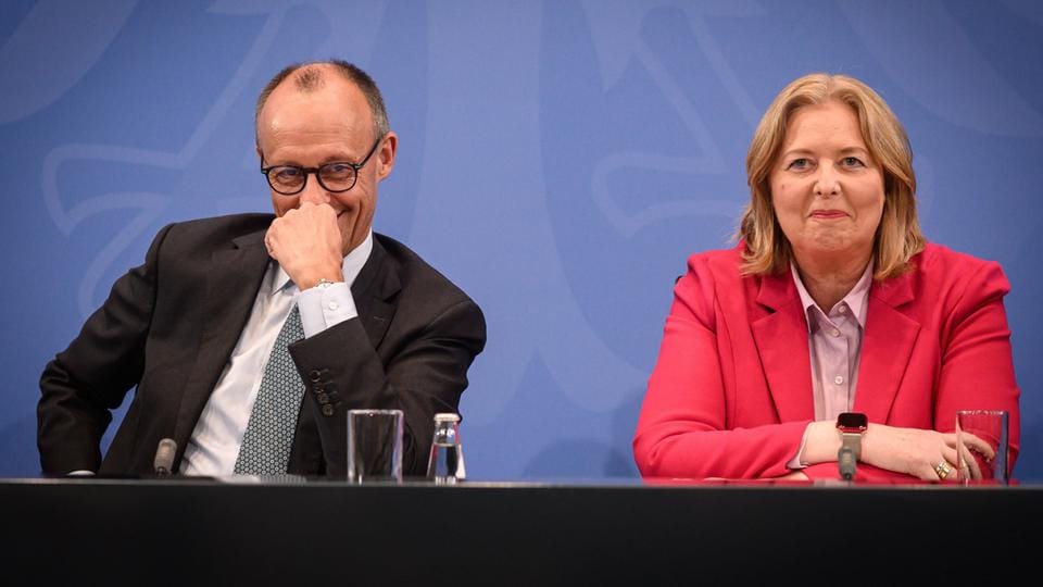 El canciller Friedrich Merz (CDU) junto a la ministra de Trabajo, Bärbel Bas (SPD). Foto: brisant.de