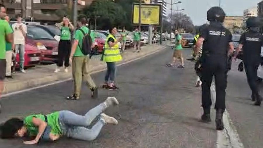 Cargas policiales y encierro sindical en València en la tercera semana de huelga