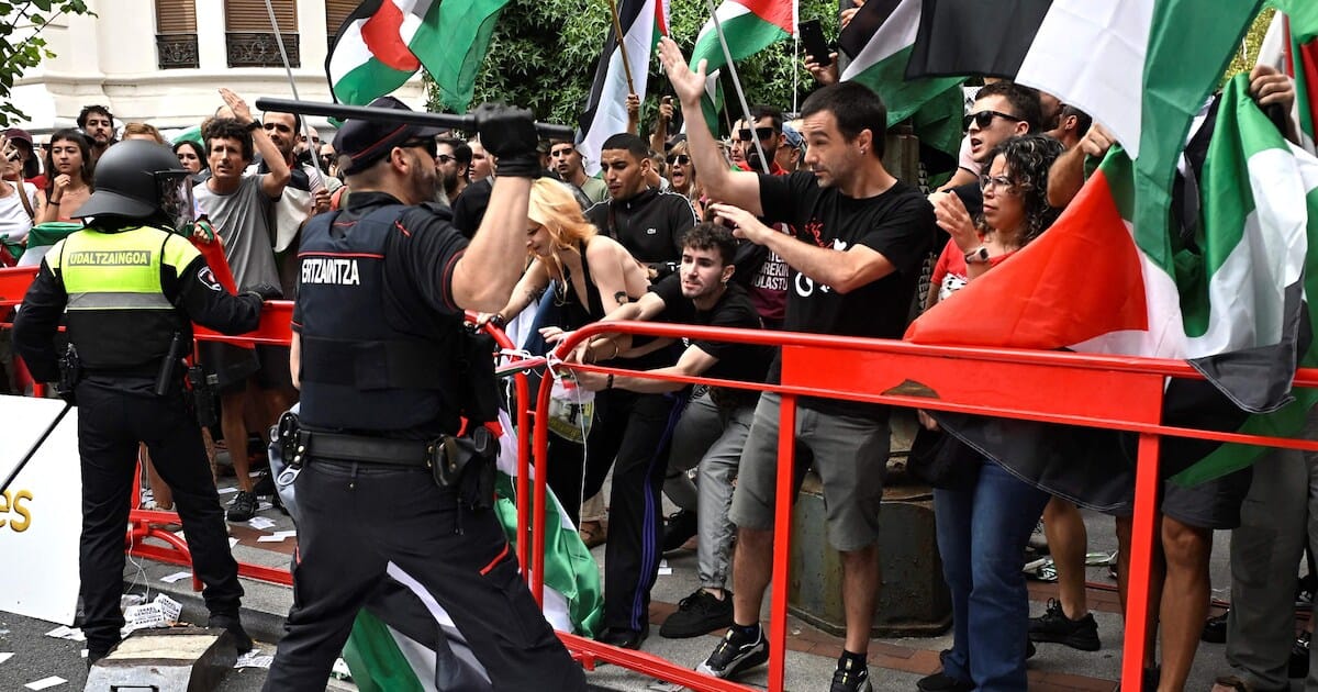 Cargas de la Ertzaintza durante las protestas contra La Vuelta, Bilbo. Foto: destentor.nl