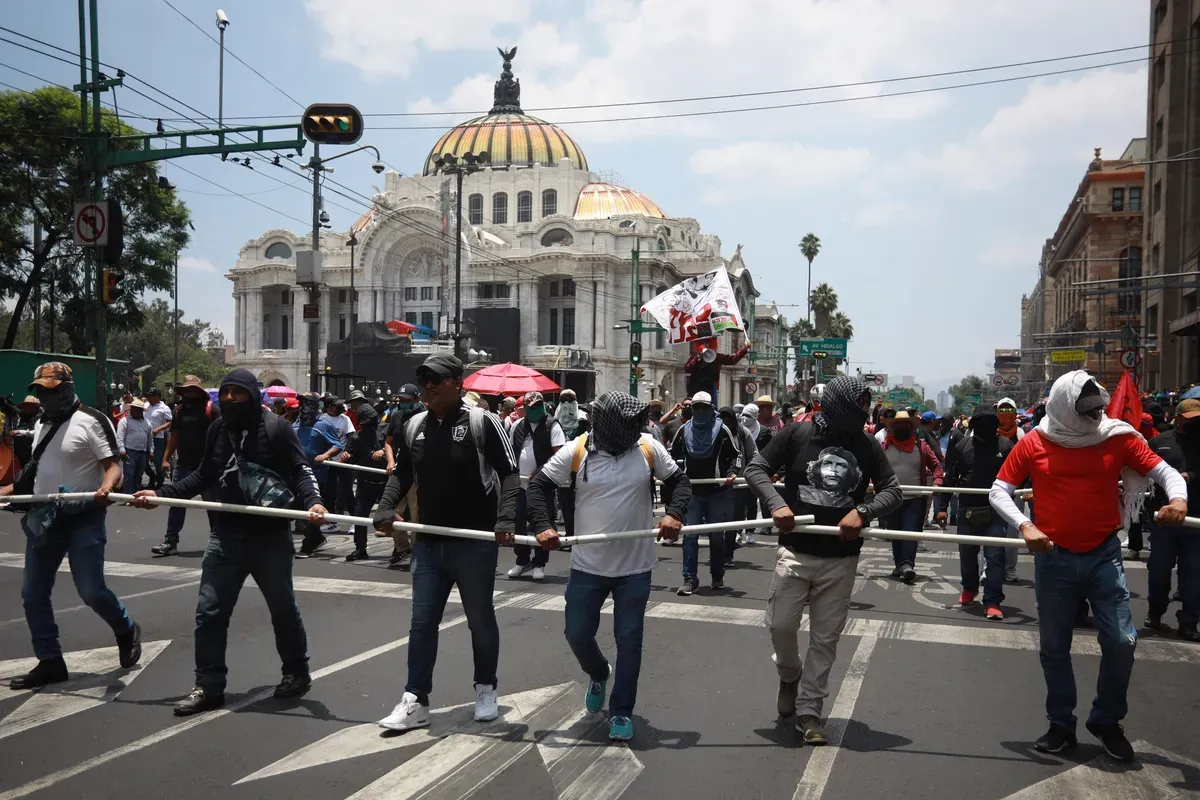 Manifestantes participan en una protesta de los docentes de la CNTE en Ciudad de México, 1 de junio. Foto: Daniel Cardenas-Anadolu