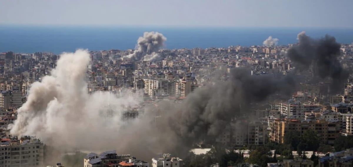 Bombardeo israelí sobre Dahiye, al sur de Beirut, en la mañana de ayer. Foto: apnews.com