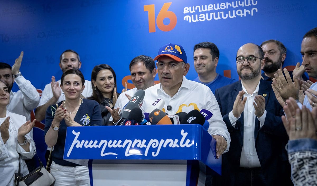 Celebración tras la victoria electoral de Pashinyan. Foto: logos-pres.md