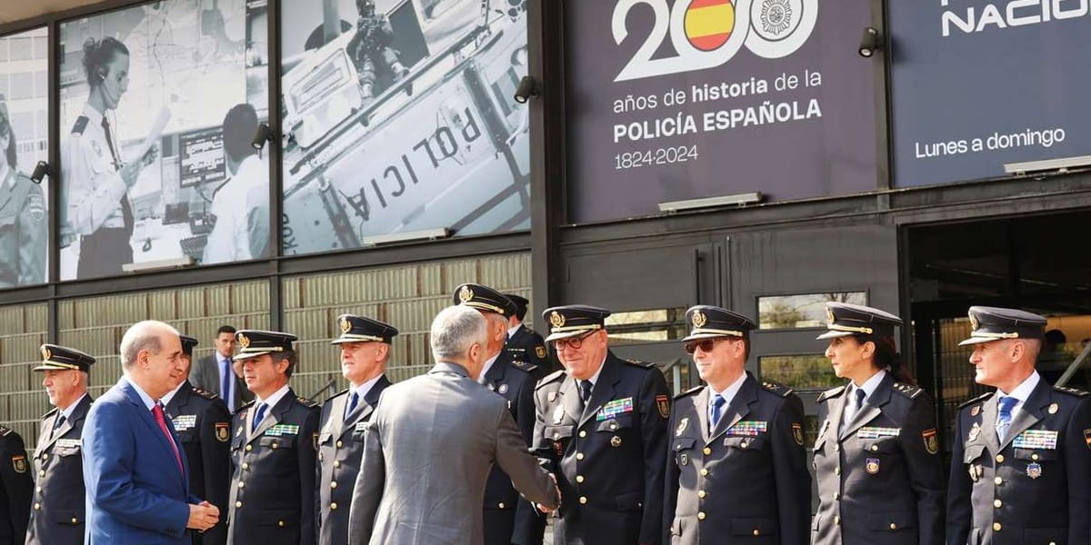 El ministro del Interior, Fernando Grande-Marlaska saluda a agentes de la Policía Nacional. Foto: defensa.com