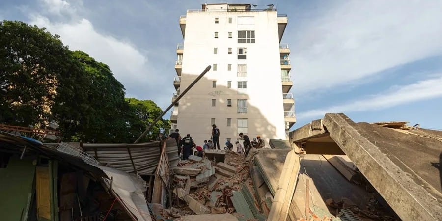 Equipos de rescate se encuentran en una zona afectada por el terremoto en Caracas. Foto: Ronald Pena R-EFE