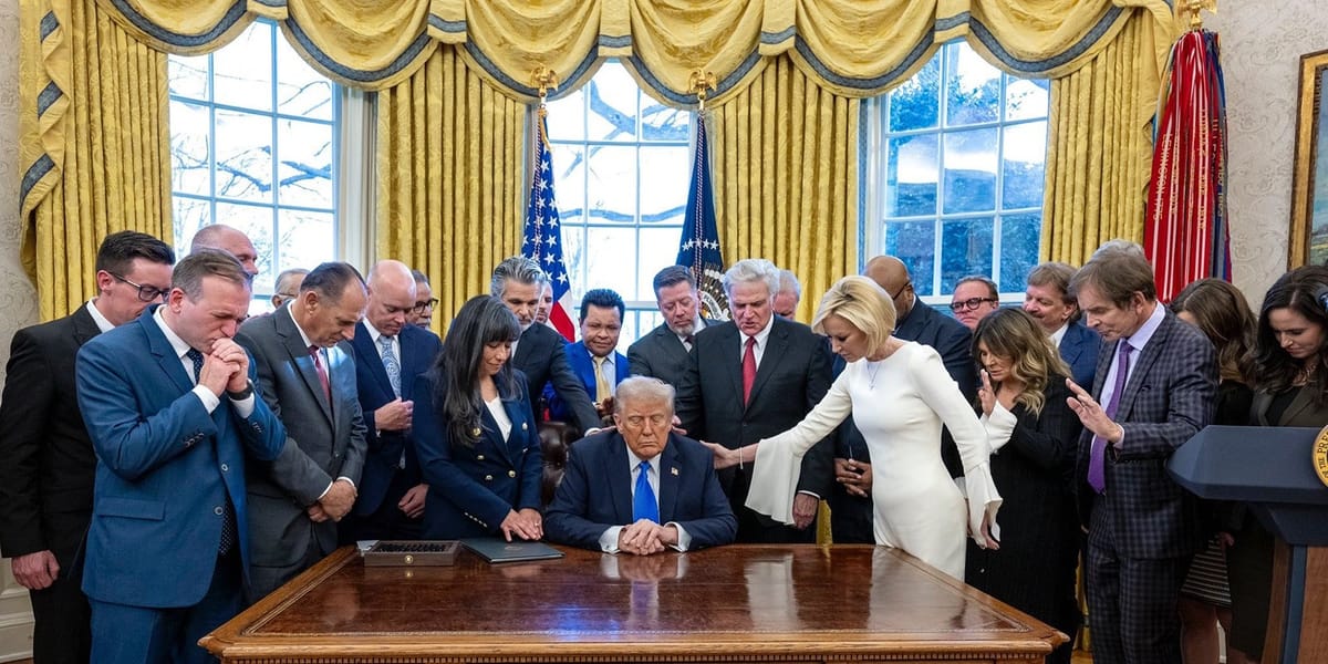 Líderes religiosos oran por Donald Trump tras la firma de una orden ejecutiva para establecer la Oficina de Fe de la Casa Blanca, el viernes 7 de febrero de 2025. Foto: julieroys.com