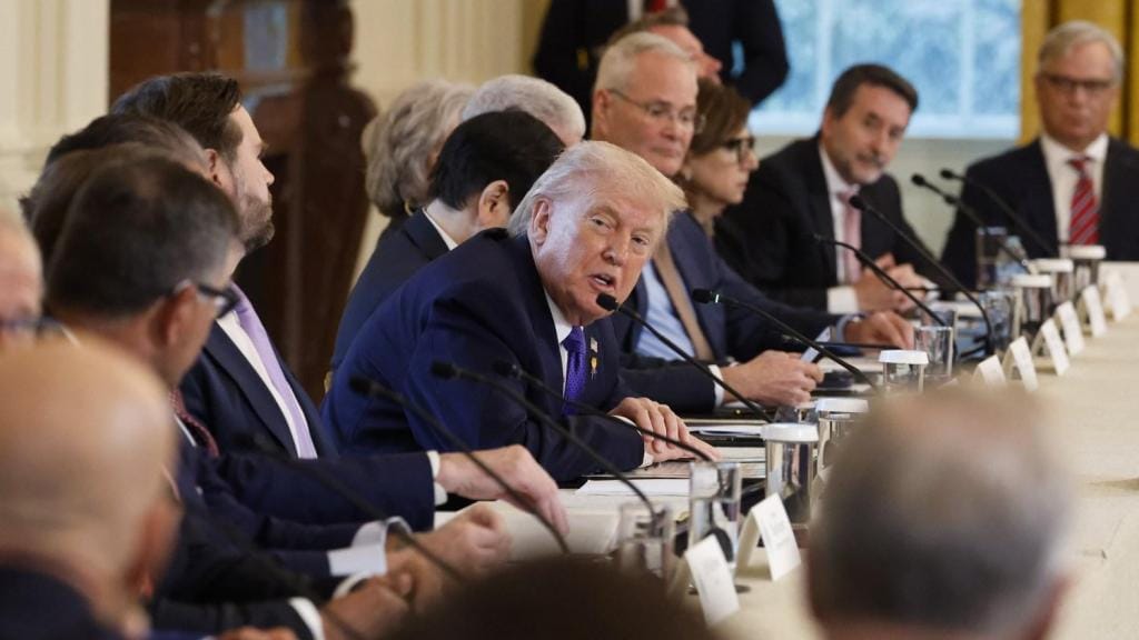Trump en una reunión con grandes petroleras en la Casa Blanca, al fondo, Josu Jon Imaz, líder de Repsol. Foto: expasion.com