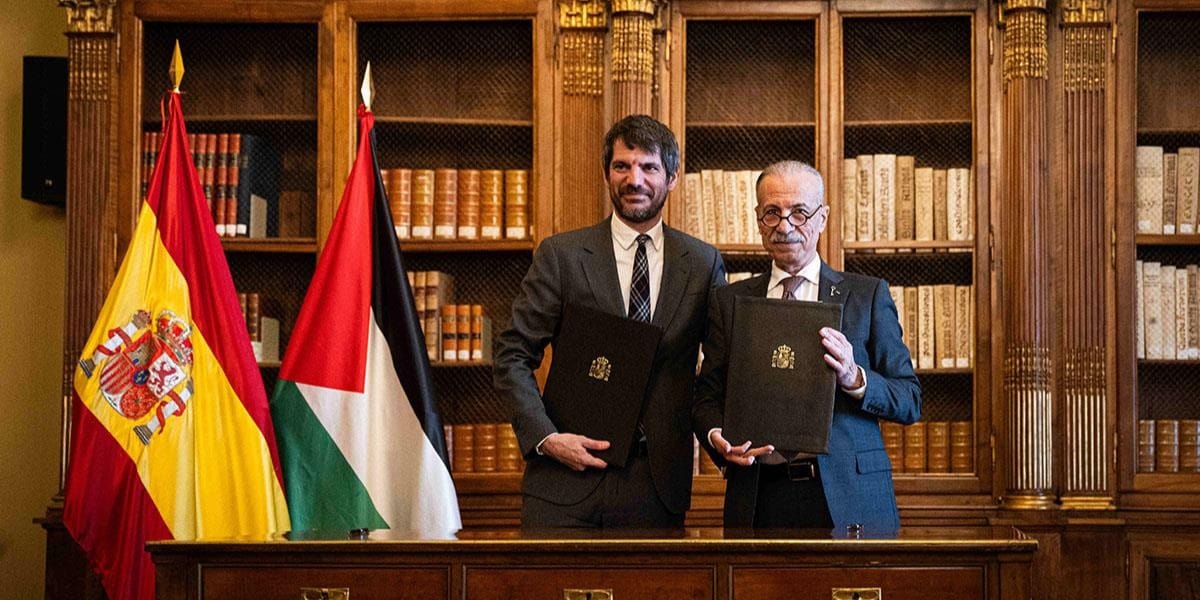 El ministro de Cultura, Ernest Urtasun, y el embajador del Estado de Palestina, Husni Abdel Wahed, durante el acto celebrado en la Biblioteca Nacional. Foto: lamoncloa.gob.es
