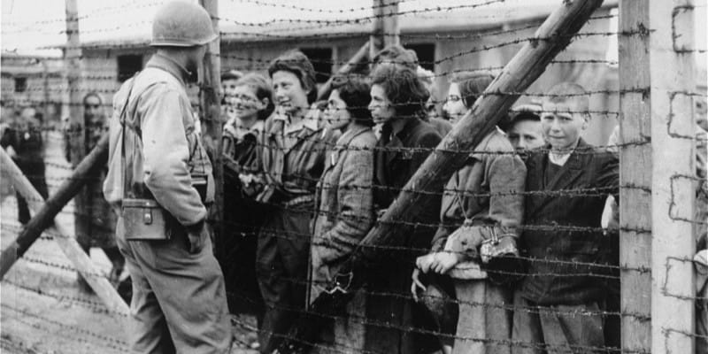 Supervivientes en Mauthausen hablan con un soldado, 1945. Foto: encyclopedia.ushmm.org