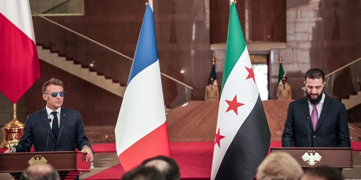 El presidente francés Emmanuel Macron y el presidente sirio Al Jolani celebran una conferencia de prensa conjunta en Damasco. Foto: Moawia Atrash