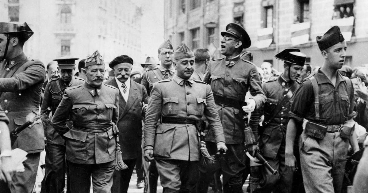 El dictador Francisco Franco en Burgos en agosto de 1936. A su izquierda el general Mola y a su derecha el general José Cavalcanti. Foto: eldiario.es