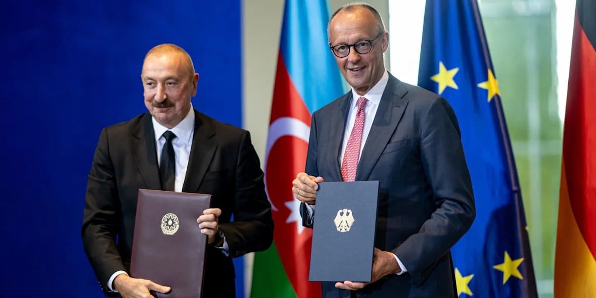 El canciller alemán, Friedrich Merz junto al presidente azerí Ilham Aliyev en Berlín. Foto: Fabian Sommer-DPA