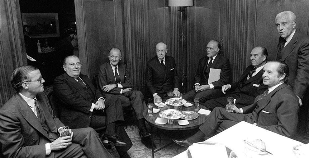 Fotografía de archivo de 1983 de Emilio Botín padre (3d) en una de las comidas de los presidentes de los siete grandes bancos durante el franquismo. Foto: EL PAÍS
