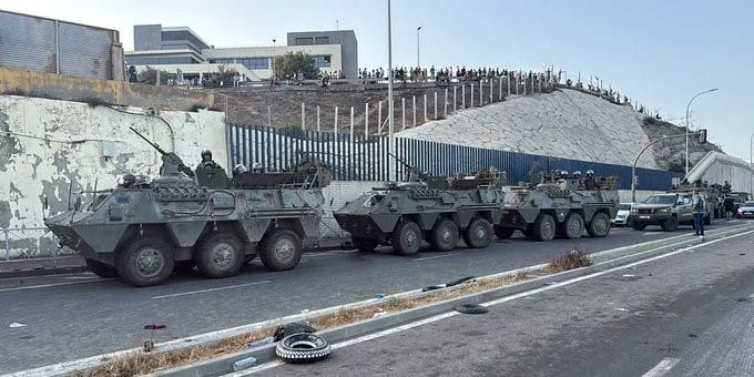 Vehículos blindados de la legión recorren Ceuta, ayer. Foto: Antonio Sempere