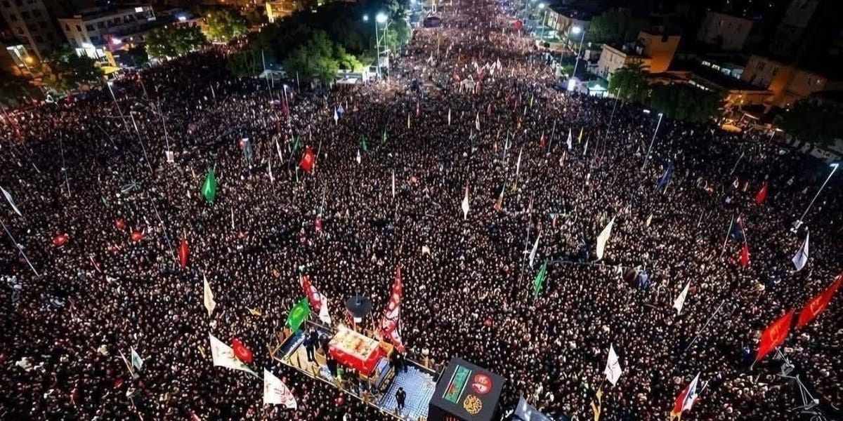 Cortejo fúnebre de Alí Khamenei en la ciudad de Najaf. Foto: @finance_streets (X)
