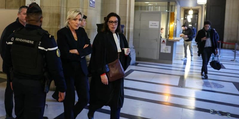 Marine Le Pen en los juzgados. Foto: bfmtv.com