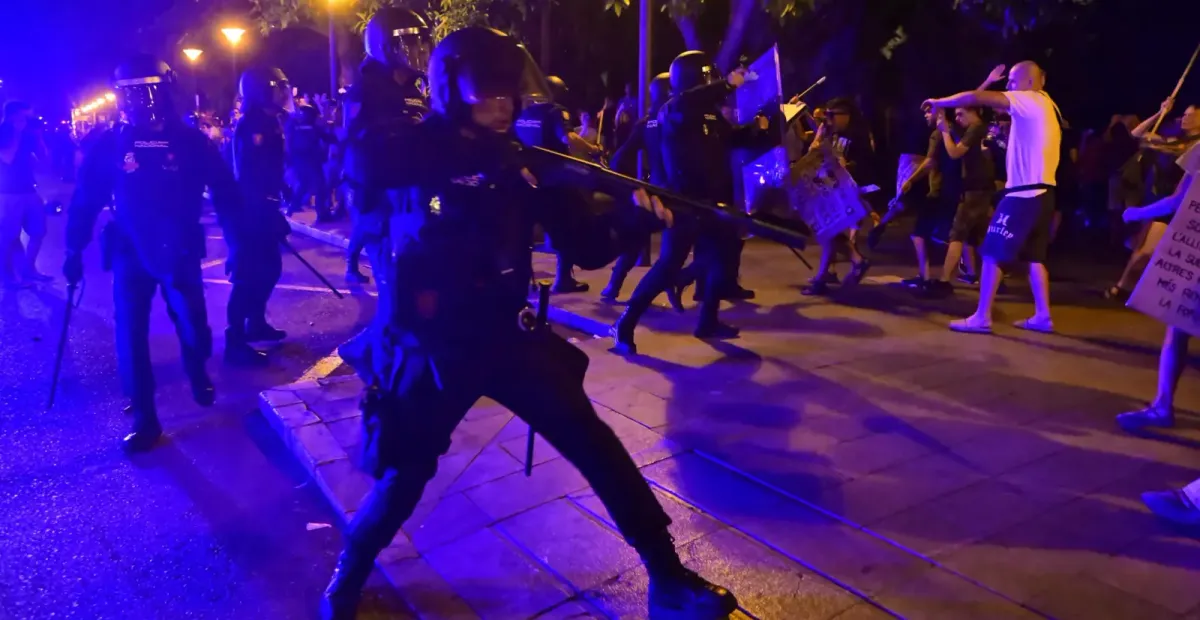 Cargas y heridos en la manifestación “Mallorca al límite”