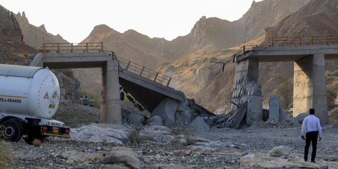 Imagen de un puente destruido por bombardeos estadounidenses en el sur de Irán. Foto: cnn.com