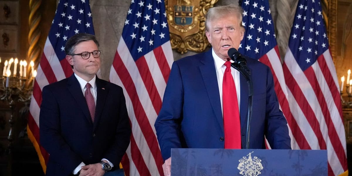 El presidente de la Cámara de Representantes, Mike Johnson junto al presidente Donald Trump. Foto: cnn.com