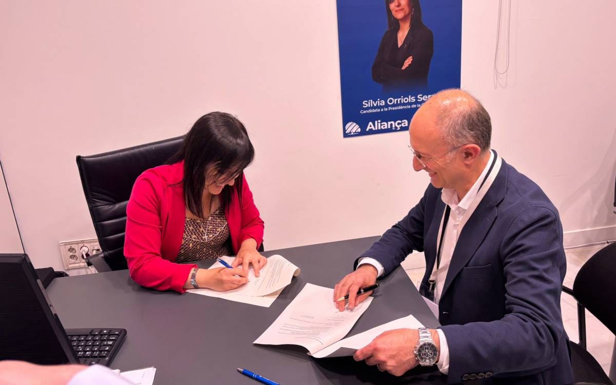 Silvia Orriols y Xavier Capelles formalizan la integración de Futur Blau en Aliança Catalana en Vic. Foto: naciodigital.cat