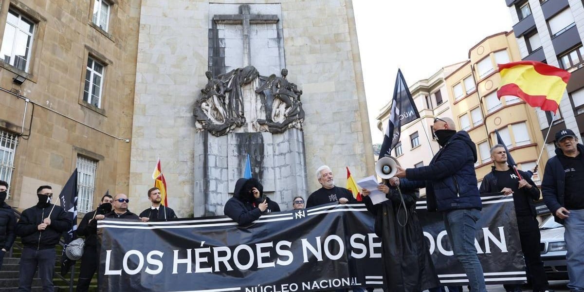 Concentración de ‘Núcleo Nacional‘ frente al monolito. Foto: lne.es