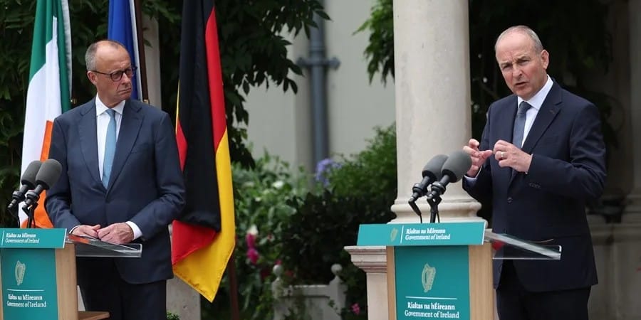 Friedrich Merz junto a Micheál Martin, durante una rueda de prensa tras una reunión en Dublín, Irlanda, este martes. Foto: Damien Eagers - EFE