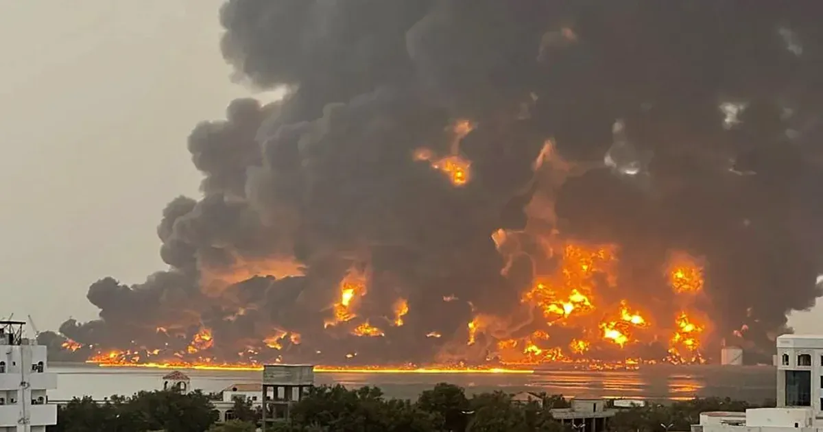 Imagen del puerto de Hudeida durante un bombardeo previo israelí. Foto: indianwitness.com