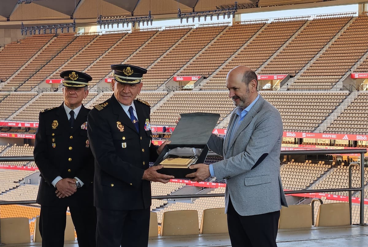Imagen de archivo del ex director adjunto operativo de la Policía Nacional española, José Ángel González, investigado por violencia machista, junto a Rafael Louzán, presidente de la Real Fede