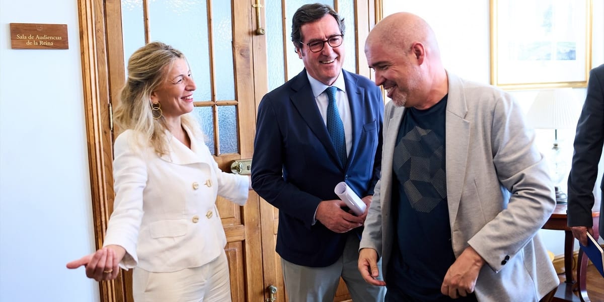 Yolanda Díaz (SUMAR-Trabajo) junto a Antonio Garamendi (CEOE) y Unai Sordo (CCOO). Foto: elnacional.cat
