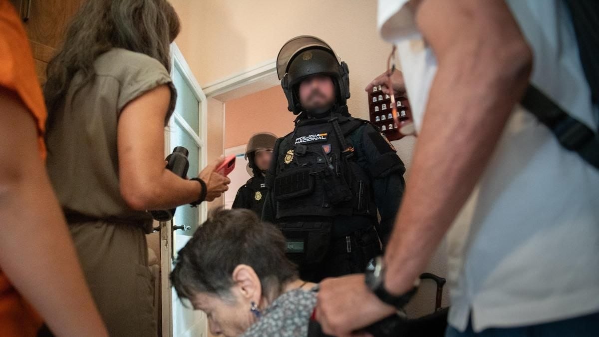 La policía saca a Maricarmen de su casa, a 23 de septiembre de 2026, en Madrid. Foto: Fernando Sánchez / Europa Press