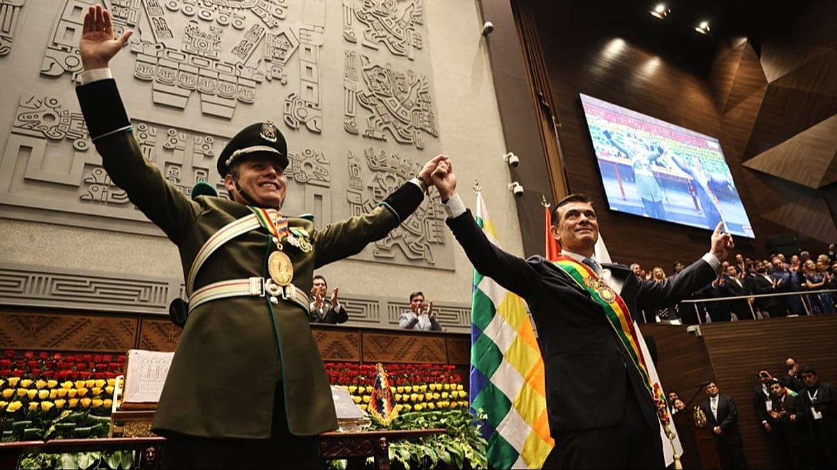 Rodrigo Paz (D) durante su toma de posesión como presidente de Bolivia. Foto: houstonnewsnetwork.com
