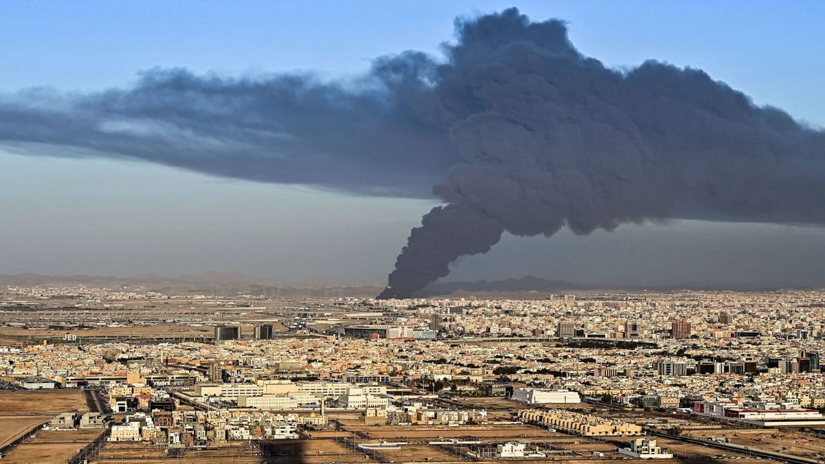 El humo se eleva desde una instalación de almacenamiento de petróleo en la ciudad costera de Yeda, en el mar Rojo, Arabia Saudí, 25 de marzo de 2022. Foto: Andrej Isakovic - AFP