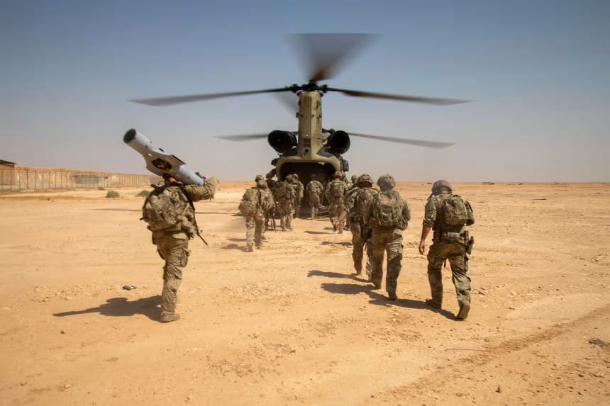 Soldados estadounidenses abordan un helicóptero CH-47 Chinook tras un ejercicio de fuego real en la base aérea de Al Asad, Irak, en julio de 2023. Foto: Timothy VanDusen/Ejército Estadouniden