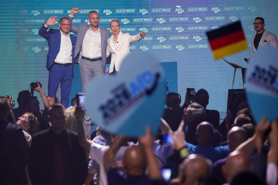 Los colíderes de Alternativa para Alemania (AfD), Alice Weidel y Tino Chrupalla, y el principal candidato del partido, Ulrich Siegmund, Magdeburgo, 5 de septiembre de 2026. Foto: REUTERS-Fabr