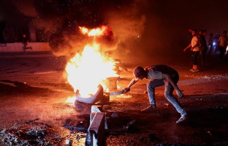 Un manifestante quema neumáticos en la carretera entre Alepo y Turquía, 13 de septiembre. Foto: Mahmoud Hassano-Reuters.