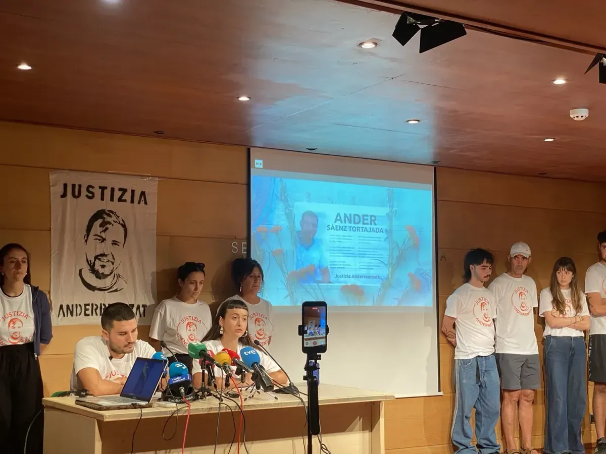 Rueda de prensa de la plataforma Justizia Anderrentzat. Foto: GEDAR LANGILE KAZETA
