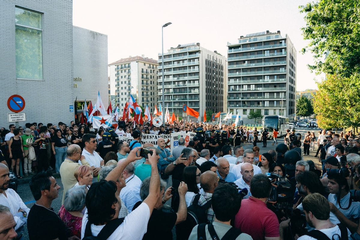 Más de mil personas impiden el acto de Vox en Santiago
