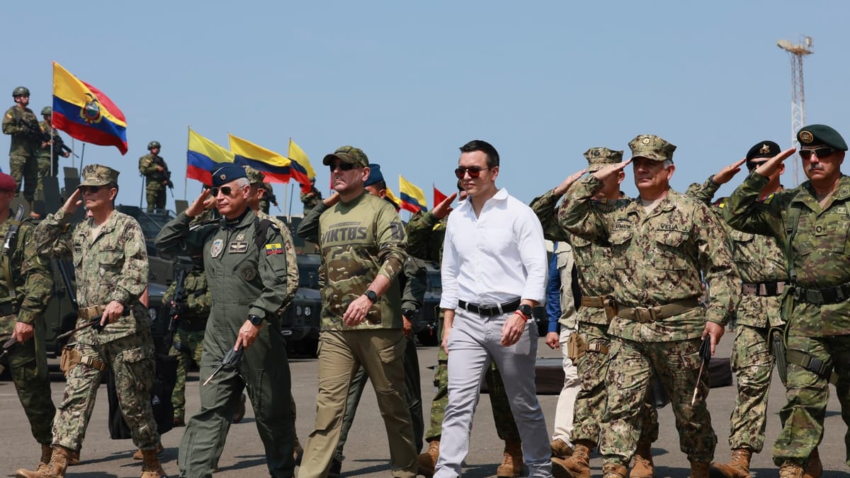 Daniel Noboa pasea junto a militares ecuatorianos. Foto: peoplesdispatch.org