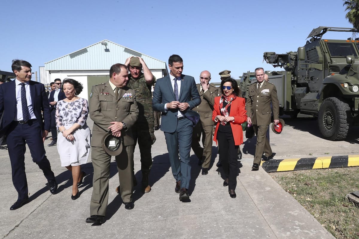 Pedro Sánchez en a la presentación de la nueva Base Logística del Ejército de Tierra, en Córdoba, acompañado por la ministra de Defensa, Margarita Robles. Foto El Salto-Fernando Calvo