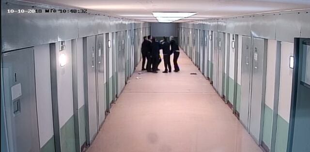 Imagen de archivo de una cámara de seguridad de la prisión de Teixeiro (A Coruña), donde varios funcionarios agredieron a un recluso el 10 de octubre de 2018. Foto: vía El País