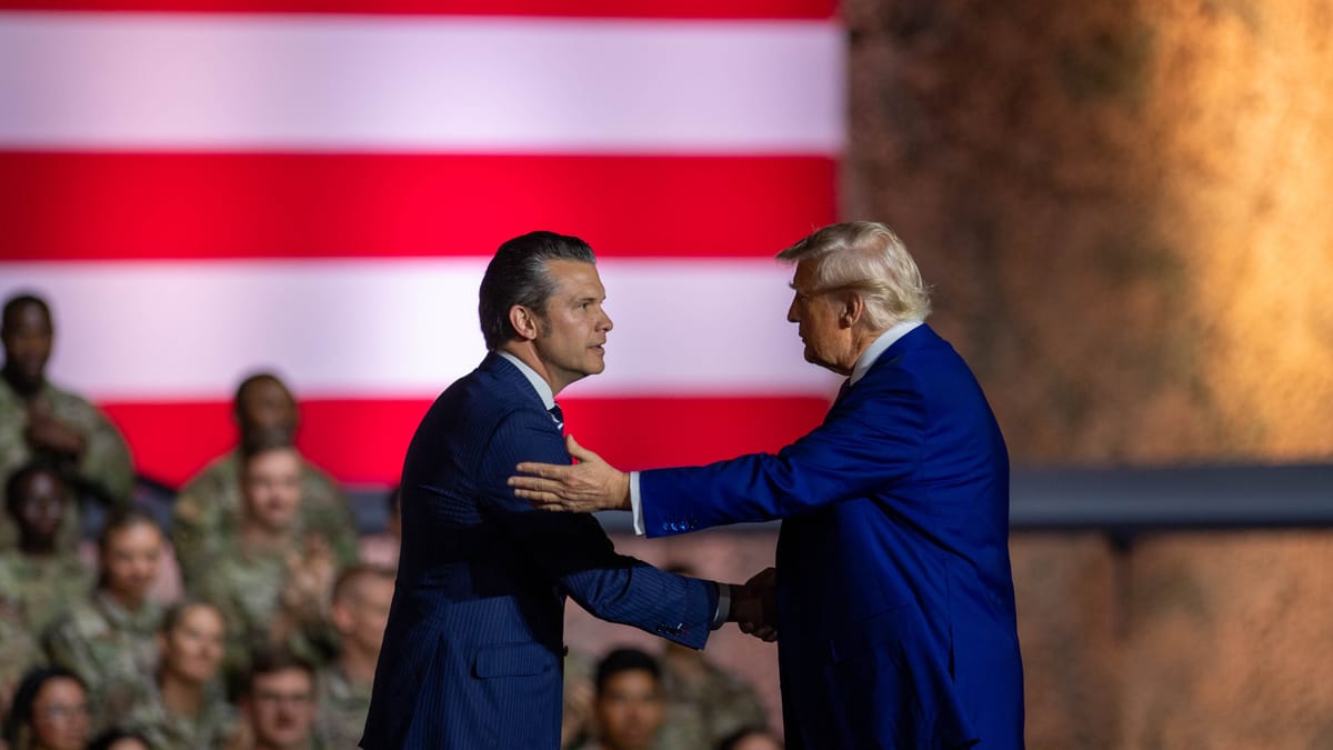 El secretario de Guerra de EEUU, Pete Hegseth, estrechando su mano al presidente Donald Trump. Foto: @DeptofWar (X)
