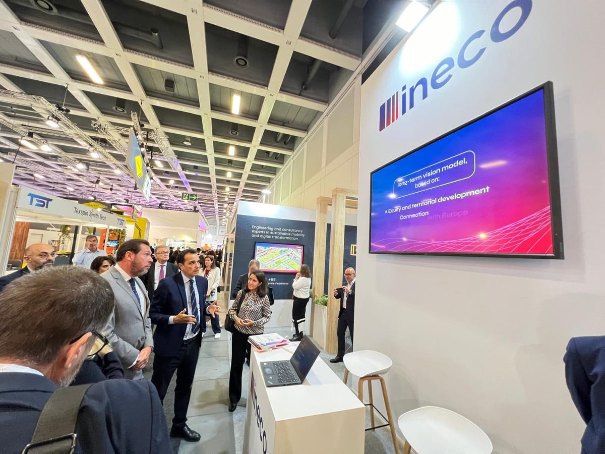 El ministro de Transportes Óscar Puente en un stand de Ineco en unas jornadas de InnoTrans. Foto: @oscar_puente_ (X)