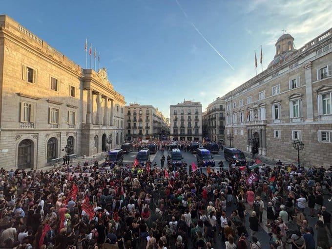 Cientos de personas plantan cara a la convocatoria de la ultraderecha mientras la Policía protege a los fascistas frente al Ayuntamiento de Barcelona y el Palau de la Generalitat. Foto: @OJS_