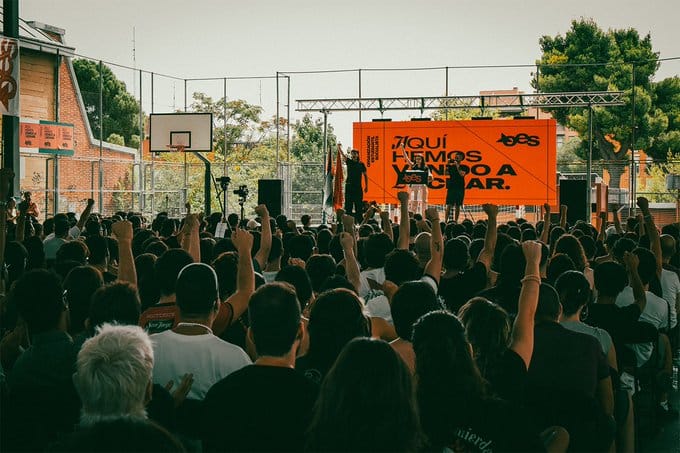 Cientos de militantes participan en la presentación de la Organización Estudiantil Socialista. Foto: @OESocialista (X)