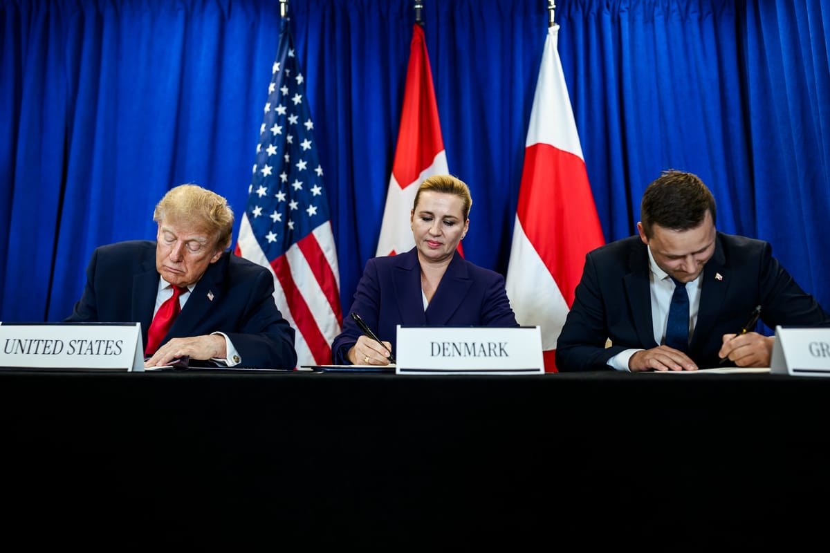 Donald J. Trump (EE.UU.), Mette Frederiksen (Dinamarca) y Jens-Frederik Nielsen (Groenlandia) firmando el acuerdo en la mesa, con las banderas de los tres países de fondo. Foto: White House