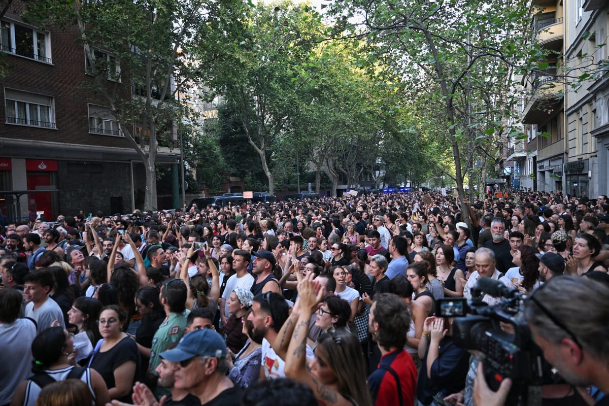 Miles de personas protestan en 12 ciudades contra el desahucio de Maricarmen y la Policía carga en la Castellana