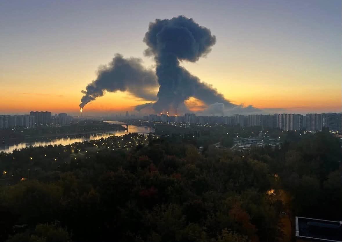 Columna de humo en Moscú tras un ataque masivo con drones y misiles. Foto: @Ukraine (X)