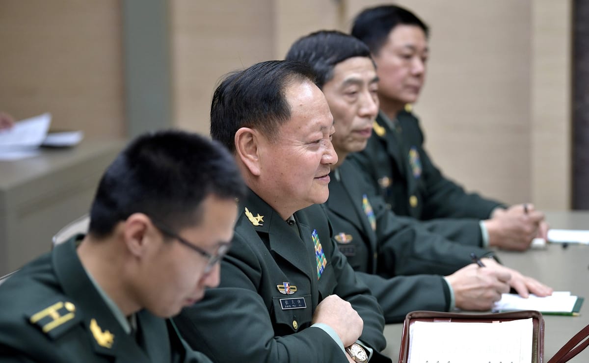Imagen de archivo de Zhang Youxia, exvicepresidente primero de la Comisión Militar Central (CMC) y miembro del Buró Político, y el general Liu Zhenli, exmiembro de la CMC y exjefe del Departa