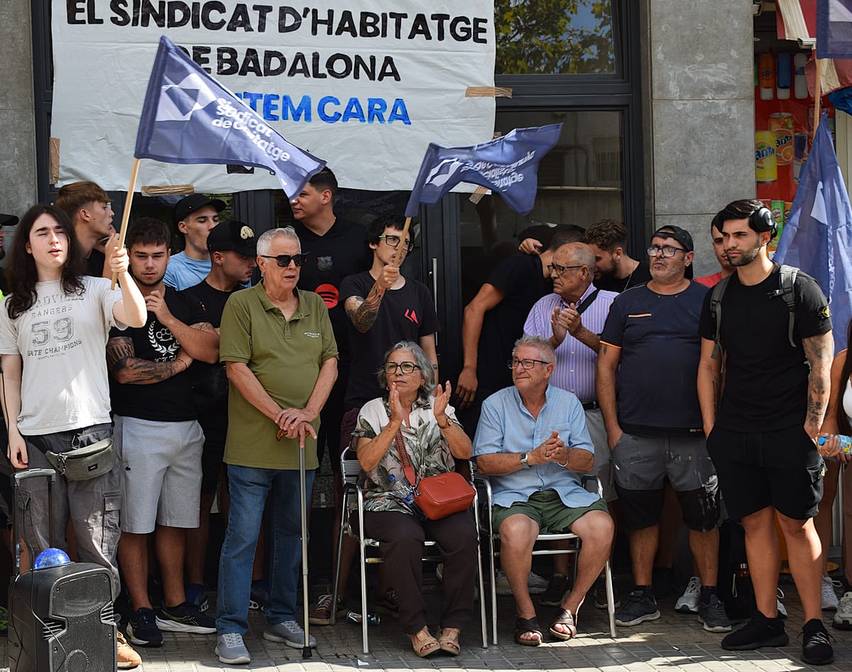 Imágenes de la concentración para parar el desahucio de María y Francisco en el portal de su casa. Foto: Pau Garrido