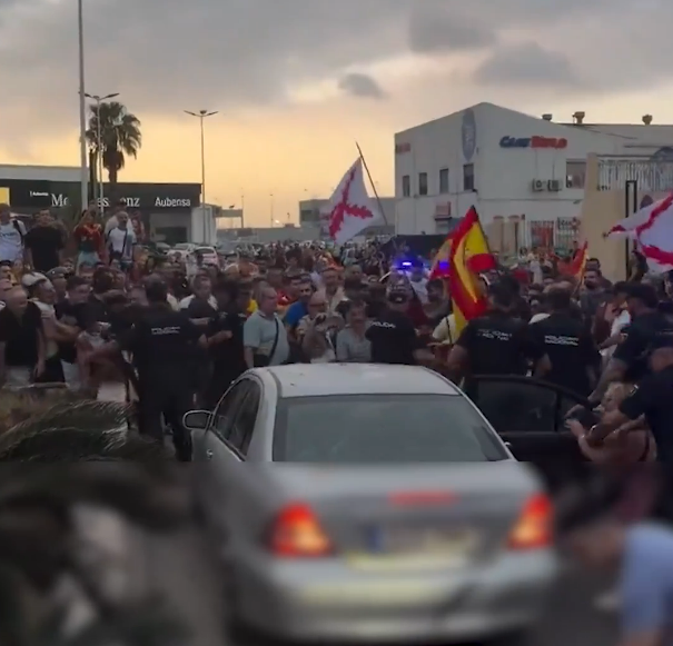 Una turba confunde a una diputada de Ceuta con una ONG y apedrea su coche